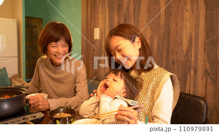三世代家族　笑顔の食卓 110979891