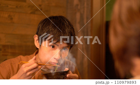 食事をする若い男性 夕飯 食事をする若い男性 夕飯 110979893