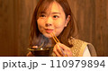 食事をする若い女性　夕飯 110979894