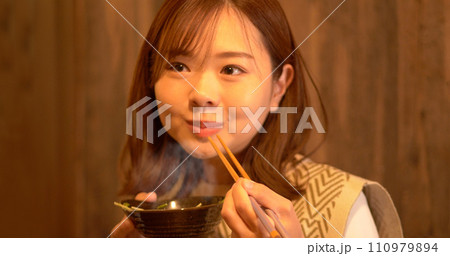 食事をする若い女性　夕飯 110979894