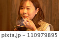 食事をする若い女性　夕飯 110979895