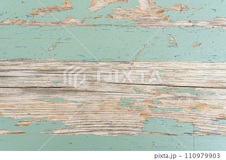 ペンキの剥げ落ちた板 背景素材 110979903