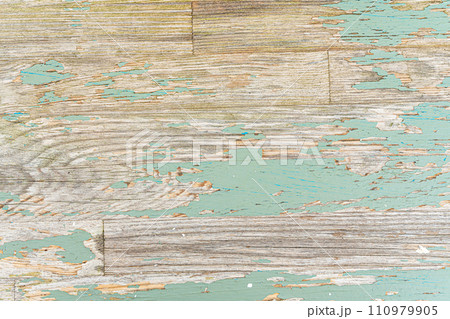 ペンキの剥げ落ちた板 背景素材 110979905