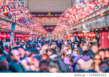 日本の東京都市景観 1月・コロナ禍前のように外国人観光客らで賑う浅草寺=令和6年1月27日 日本の東京都市景観 1月・コロナ禍前のように外国人観光客らで賑う浅草寺=令和6年1月27日 110980123