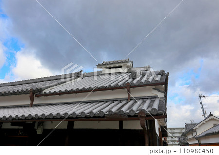 富田林市寺内町 街並み 象徴的な煙出し 富田林市寺内町 街並み 象徴的な煙出し 110980450
