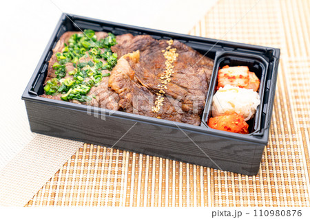 黒毛和牛塩カルビ弁当 黒毛和牛塩カルビ弁当 110980876