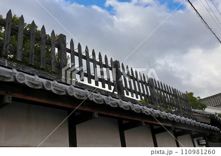 富田林市寺内町 街並み 木の柵=忍び返し 富田林市寺内町 街並み 木の柵=忍び返し 110981260