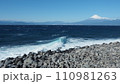 西伊豆・戸田の御浜岬から荒波の駿河湾と冠雪の富士山・南アルプスの山並みを望む 110981263