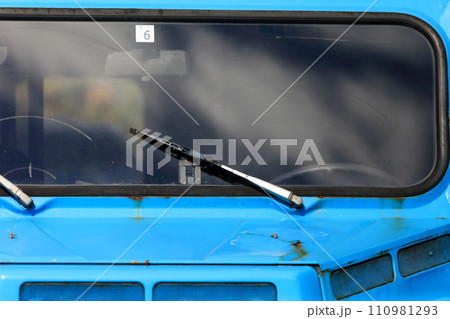古い外車のフロントガラス　イメージ 110981293