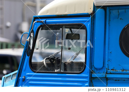 古い外車の窓ガラス　イメージ 110981312