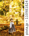 秋の公園で遊ぶ女の子 110981824