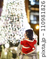 クリスマスツリーの飾りを見る女の子 110981826