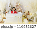 クリスマスプレゼントになる開ける女の子 110981827