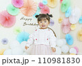 笑顔でダンスをしている幼児の子供 110981830