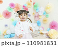 笑顔でダンスをしている幼児の子供 110981831