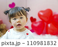プレゼントを持つ女の子 110981832