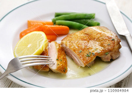 チキンソテー、レモンバターソース チキンソテー、レモンバターソース 110984984