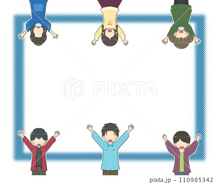 両手を上げて喜ぶ子供達とドットの枠 110985342