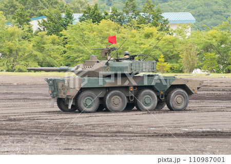 弾薬を装填した陸上自衛隊16式機動戦闘車 110987001