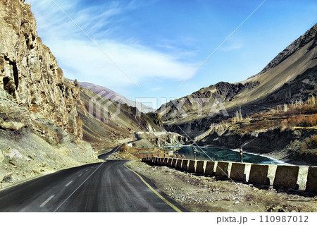 India, the Himalayas, Ladakh, mountain road,river Indas 110987012