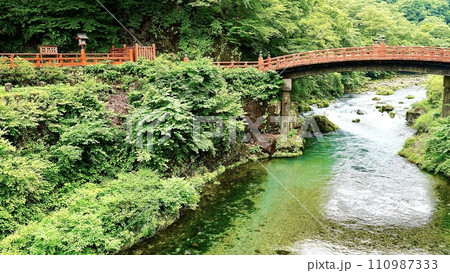 日光東照宮の前にある赤い橋　神橋 110987333