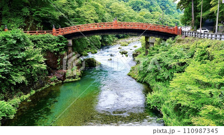 日光東照宮の前にある赤い橋　神橋 110987345