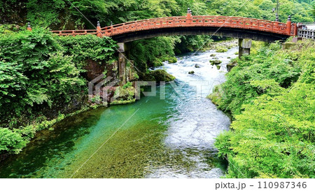 日光東照宮の前にある赤い橋 神橋 日光東照宮の前にある赤い橋 神橋 110987346