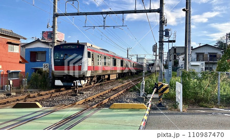 千葉県長浦駅周辺の線路で撮った内房線を走る京葉線 千葉県長浦駅周辺の線路で撮った内房線を走る京葉線 110987470