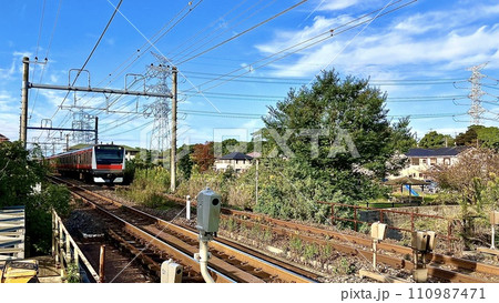 千葉県長浦駅周辺の線路で撮った内房線を走る京葉線 千葉県長浦駅周辺の線路で撮った内房線を走る京葉線 110987471