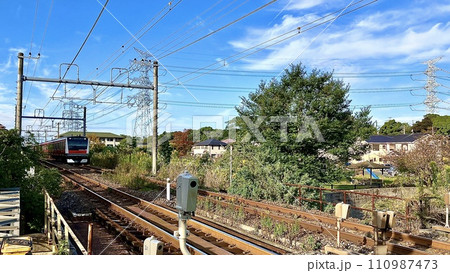 千葉県長浦駅周辺の線路で撮った内房線を走る京葉線 110987473