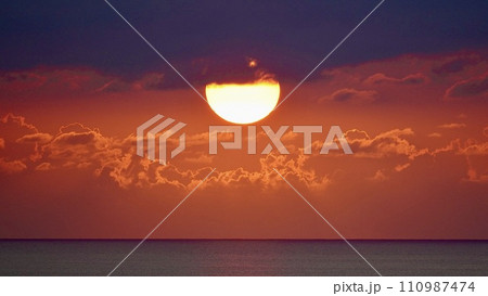 沖縄県慶良間諸島阿嘉島の天城展望台から見た夕焼け 110987474