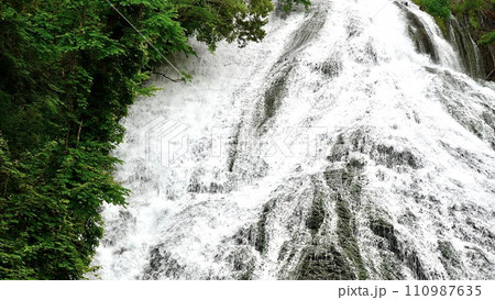 栃木県日光市の湯滝 110987635