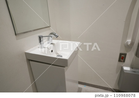 恵比寿駅西口公衆トイレ 恵比寿駅西口公衆トイレ 110988078