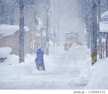 大雪の降った日の道路 大雪の降った日の道路 110988132