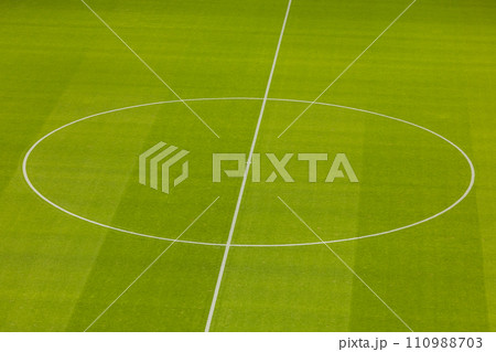 サッカーグラウンドのセンターサークル 110988703