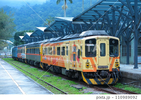 台湾北部のローカル線「内湾線」：終点の内湾駅に停車中の、DR1000型気動車 110989092