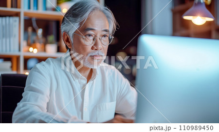 パソコンを使って現代の技術に触れるシニア世代のイメージ。シニア世代の学習とパソコン利用。AI画像 110989450