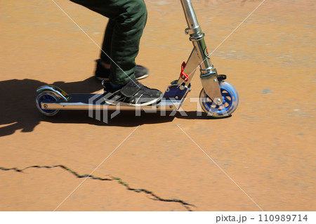 キックボードに乗る子供（5歳児／男の子） 110989714