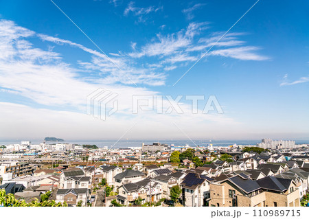 【神奈川県】高台から見た横須賀の住宅街 110989715