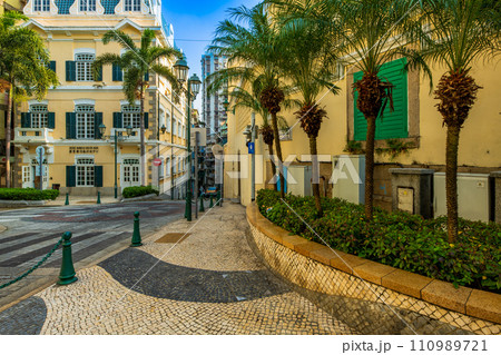 マカオ　聖オーガスティン広場周辺の町並み 110989721