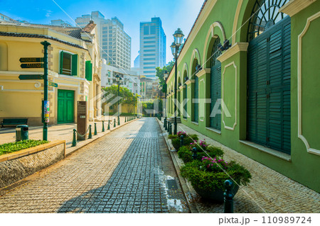 マカオ 聖オーガスティン広場周辺の町並み マカオ 聖オーガスティン広場周辺の町並み 110989724