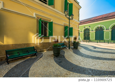 マカオ 聖オーガスティン広場周辺の町並み マカオ 聖オーガスティン広場周辺の町並み 110989725