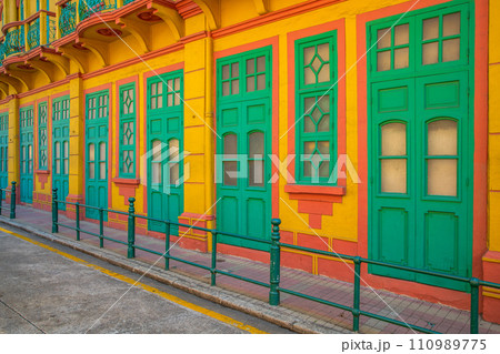 マカオ　ラザロ地区の町並み 110989775