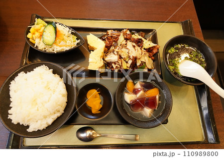 ご飯大盛りの回鍋肉定食 110989800
