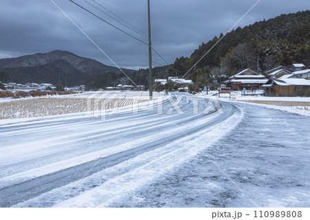 雪積もる田舎の風景 110989808