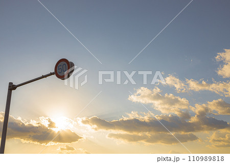 夕暮れの空に立つ標識 夕暮れの空に立つ標識 110989818