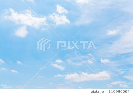 夏の青空と白い雲 110990004