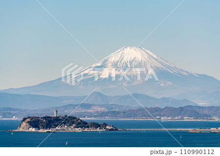 【神奈川県】湘南の風景　江ノ島と富士山 110990112