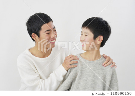 仲良しの10代の兄弟　白背景 110990150