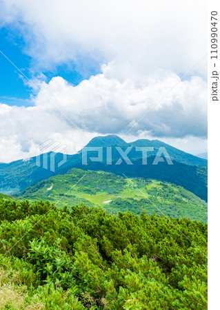 夏の火打山登山(火打山山頂から天狗の庭・妙高山方面の眺め) 夏の火打山登山(火打山山頂から天狗の庭・妙高山方面の眺め) 110990470